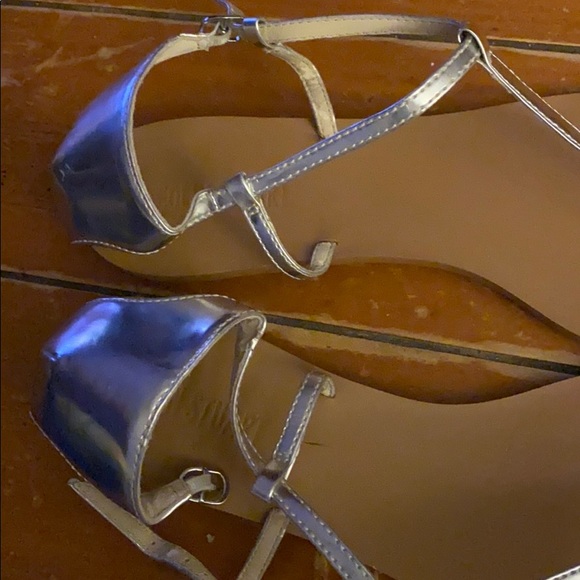 Colin Stuart silver thong sandals strappy flats - Picture 3 of 7